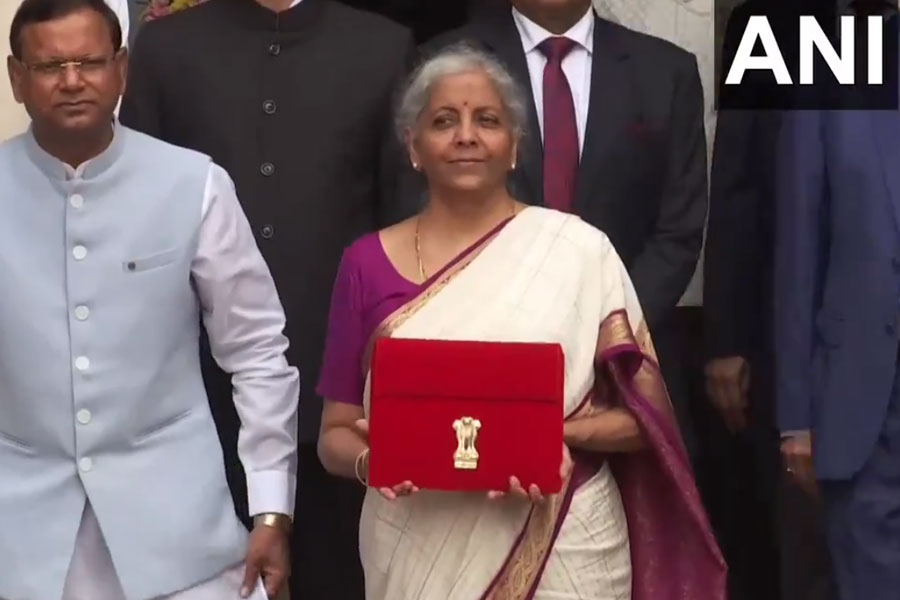 Union Budget 2024: Union Finance Minister Nirmala Sitharaman wear white-magenta handloom saree