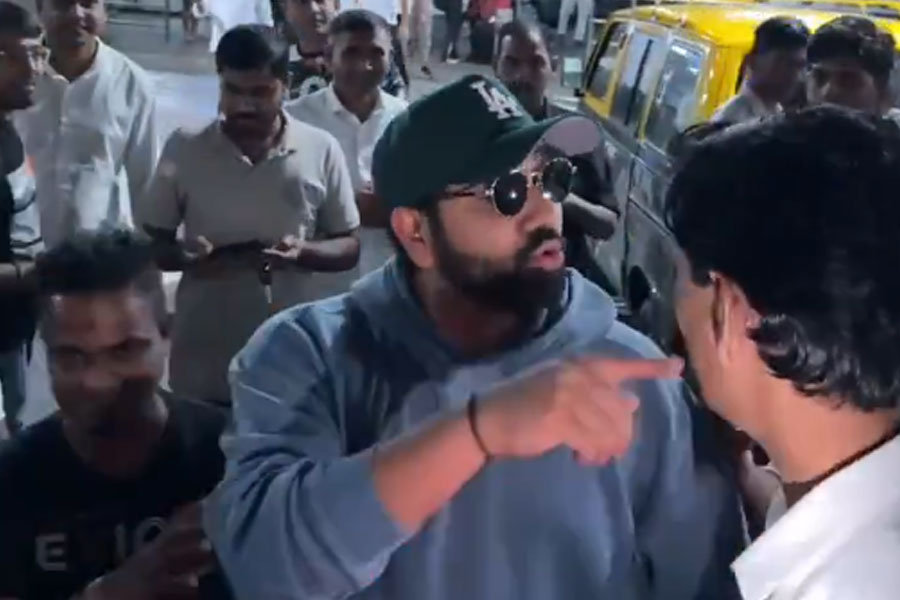 Rohit Sharma was mobbed by fans at Mumbai Airport