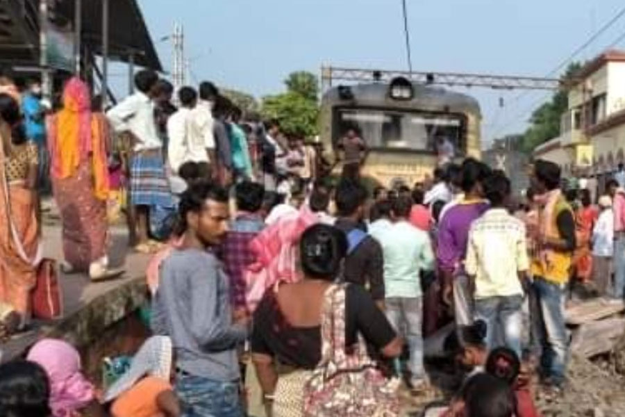 Passengers stage protest at Diamond Harbour allegedly trains are running late