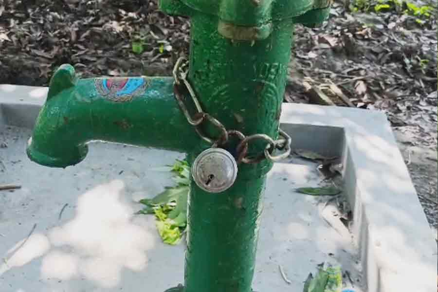 Govt tubewell is locked in murshidabad