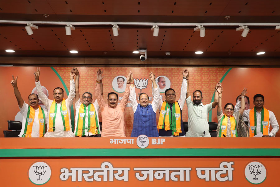 Delhi AAP MLA Kartar Singh Tanwar and many others join BJP