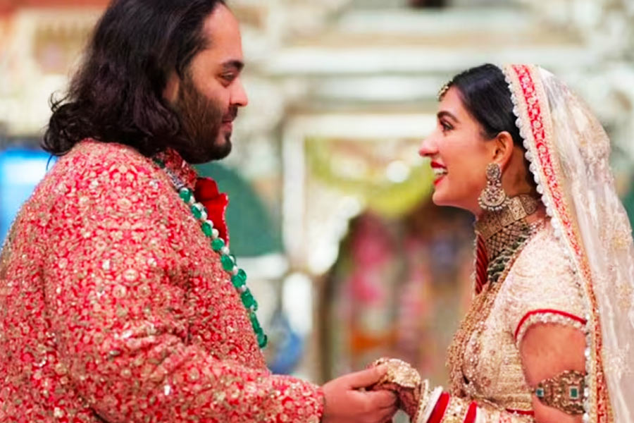 Anant Ambani TIES KNOT WITH Radhika merchant, Bollywood congratulates