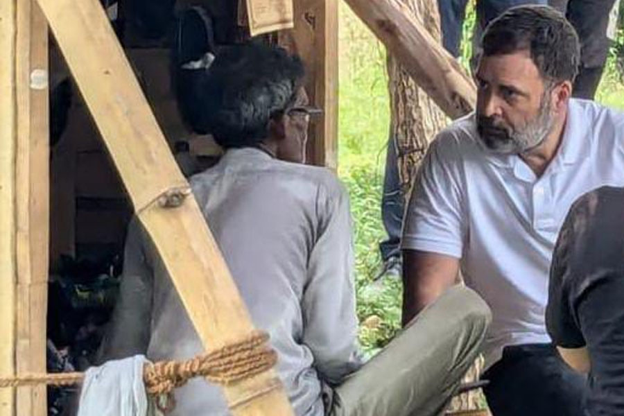Rahul Gandhi Pays Surprise Visit to Cobbler's Family