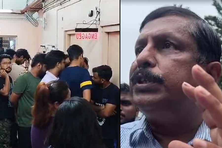 Junior doctors of Malda medical stage protest in front of Arunava Dutta Chowdhury