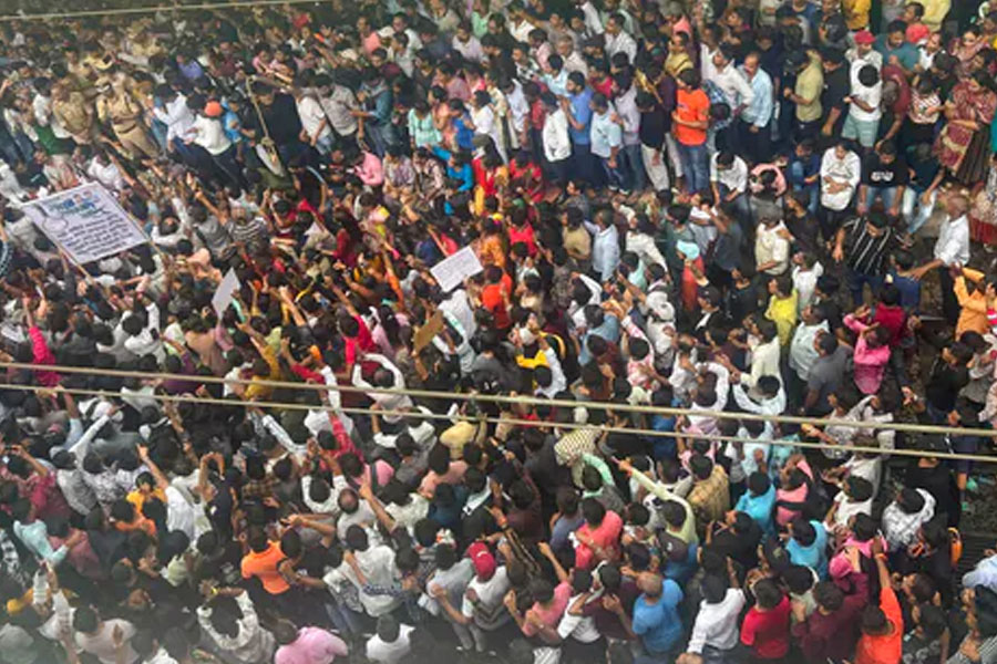 Police inspector suspended, mother of accused wants death penalty in Badlapur harassment