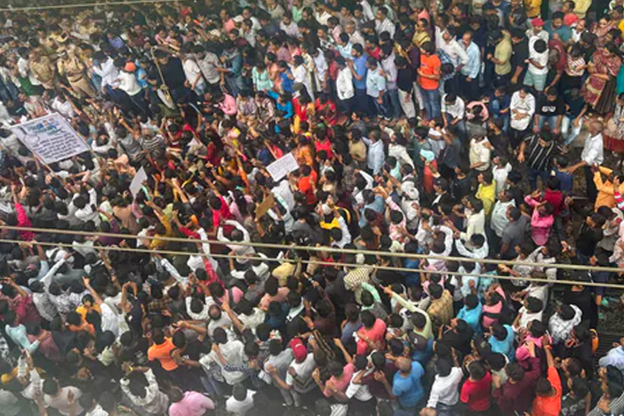 Police lathi charge at protest in Maharashtra badlapur, internet suspended