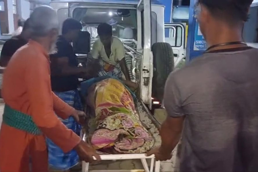 1 dead and 4 injured due to mud house collapse at Jaynagar