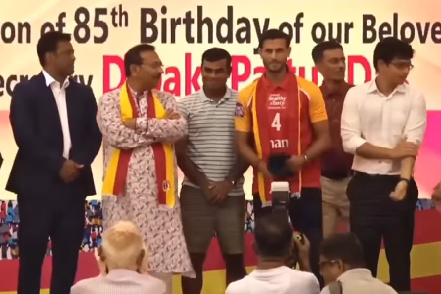 Anwar Ali is felicitated by Leander Paes in East Bengal