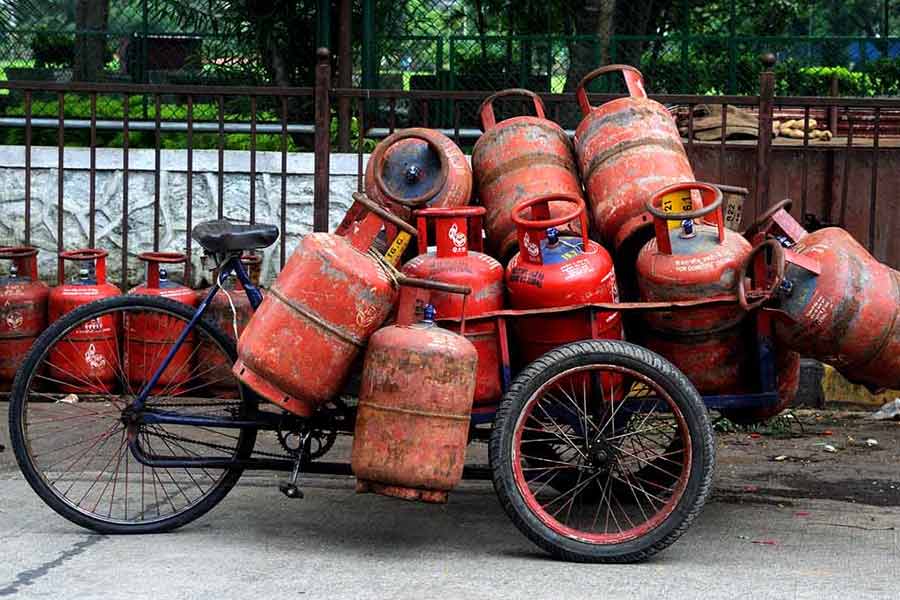 LPG Price Hike: Cooking gas price hiked by 50 rupees