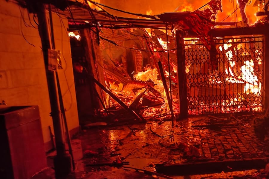 Kolkata: Huge fire broke out near Nimtala ghat at midnight