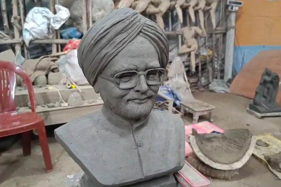An artist from Nadia made a statue of Manmohan Singh in four hours