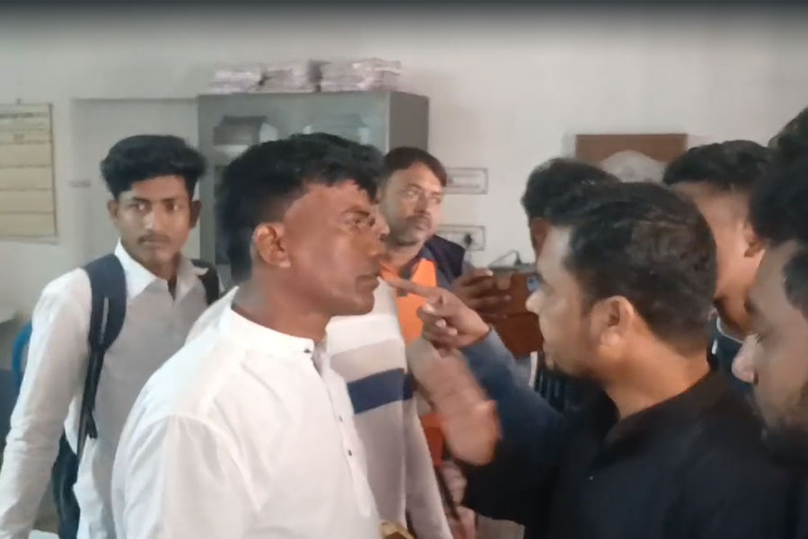 Head sir was surrounded by protesters at Hasnabad's school