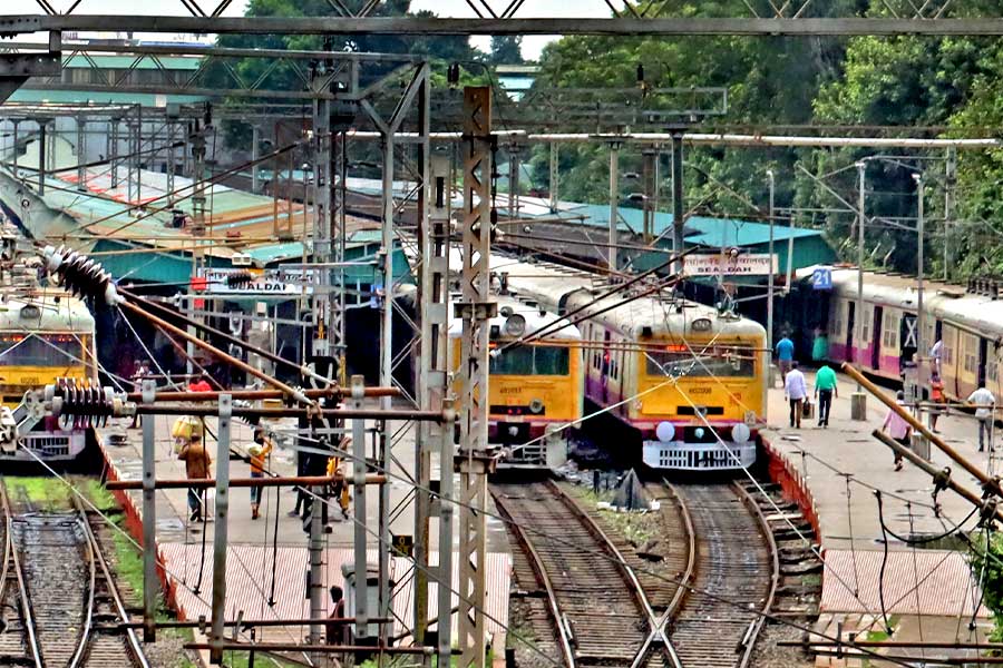 27 train cancelled in Sealdah to Dum Dum section