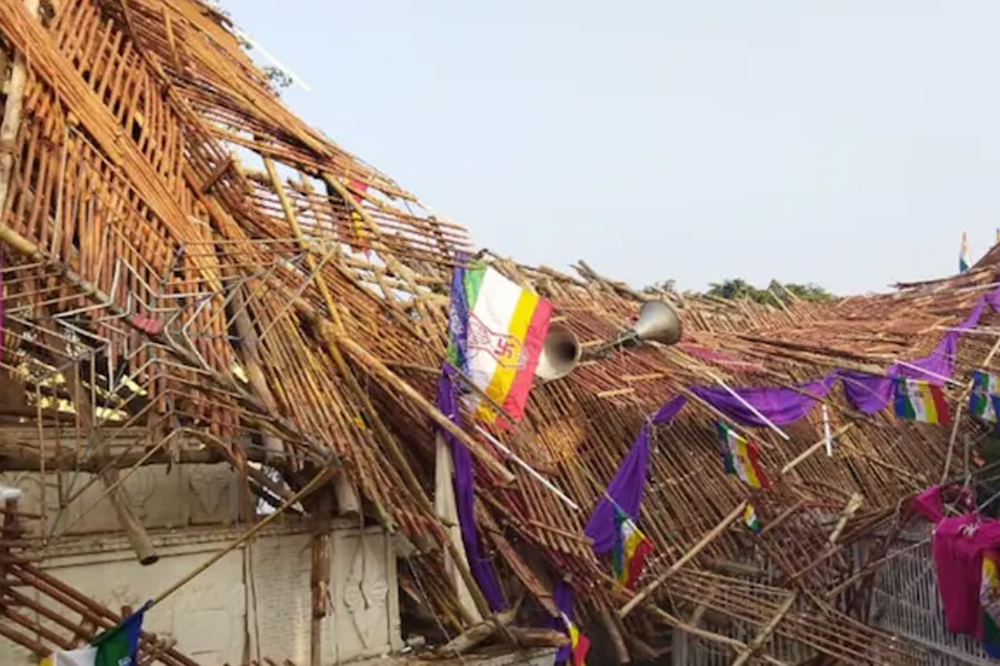 Stage collapsed in UP during religious event, at least 7 killed