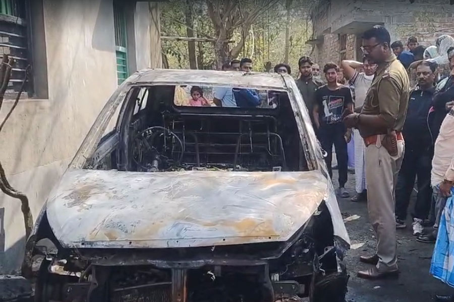 Miscreants set fire to TMC leader's car in Malda