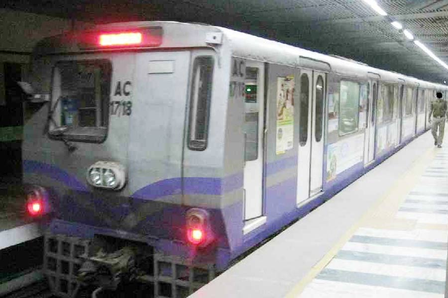 Mirrors are now being installed at all stations of the East-West Metro