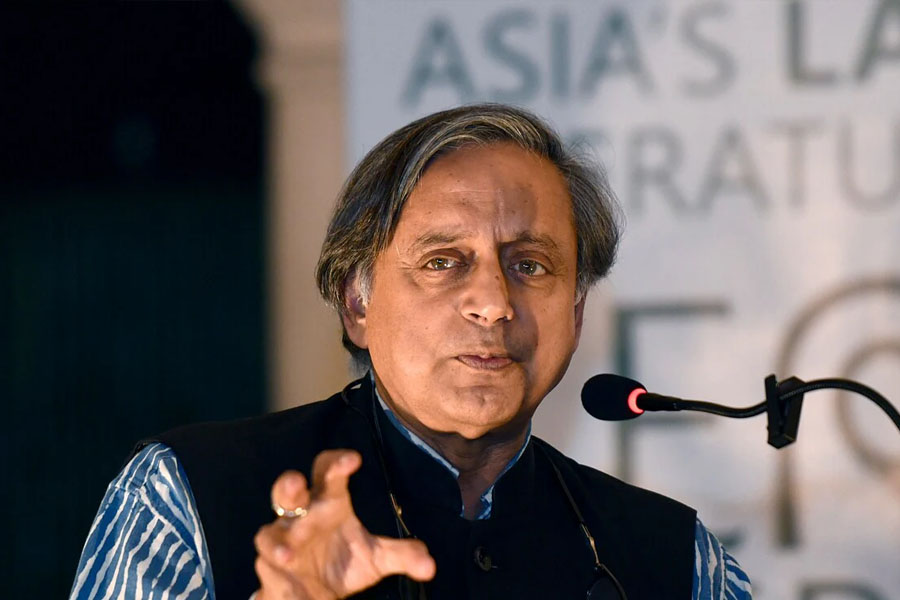 Congress leader K Muraleedharan attack Shashi Tharoor