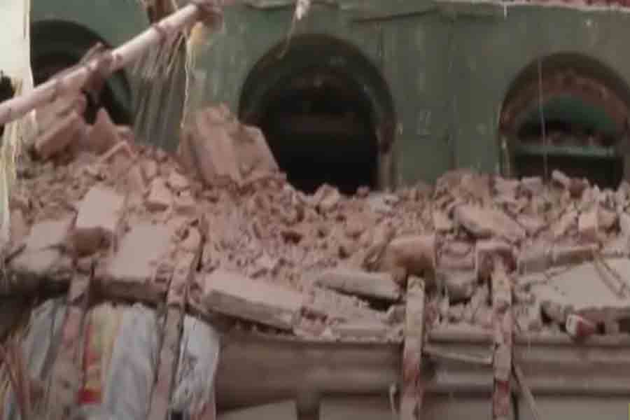 100 yrs old house collapsed in Jorasanko