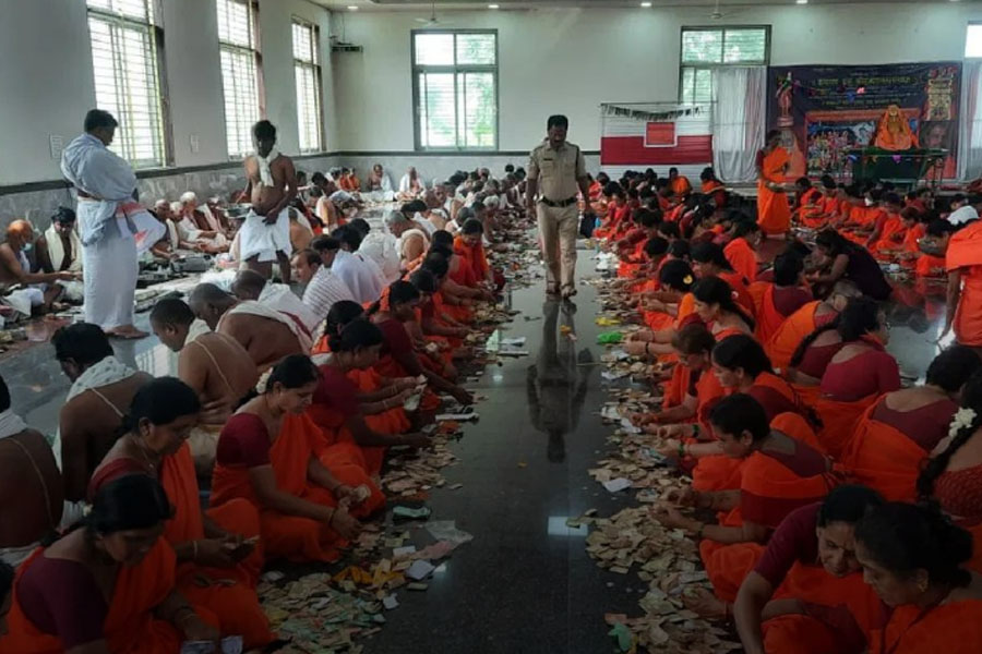 4 Crore Cash, Gold Donated at Karnataka’s Raghavendra Swamy Mutt