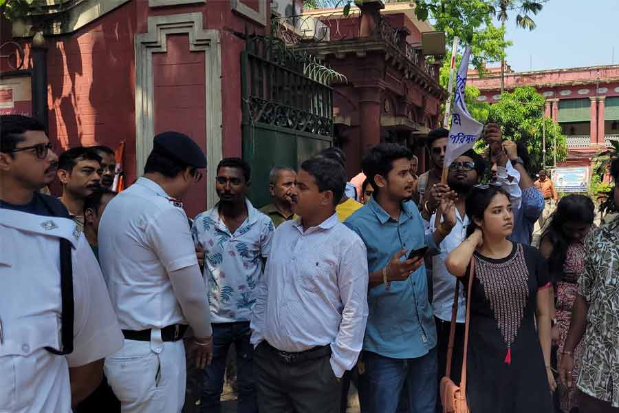 Protests continue, Rabindra Bharati is in turmoil, large police force is deployed in Jorasanko