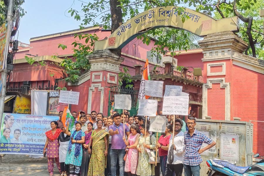 Agitation of students at Rabindra Bharati University demanding to recruit parmanent VC