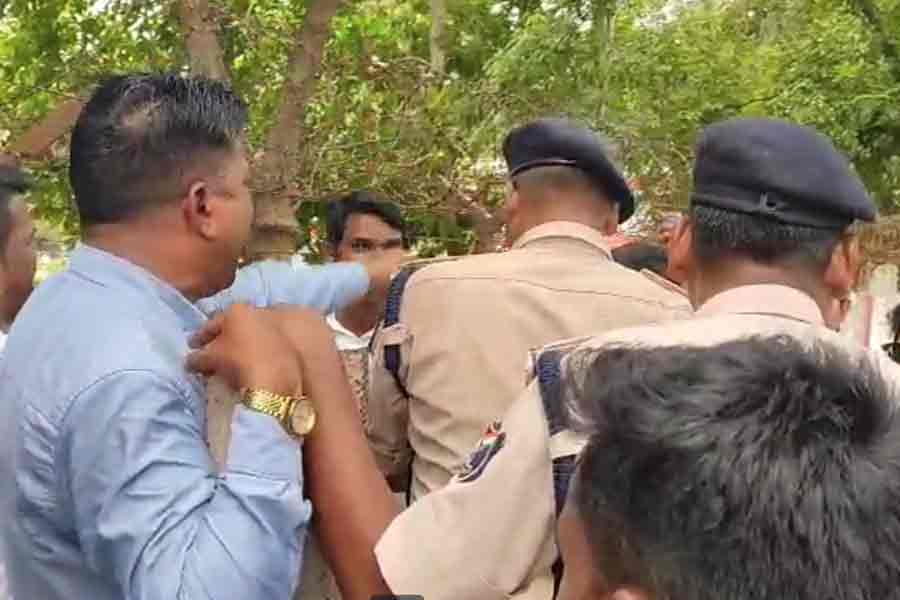 Local people to break wall in road in Kharagpur