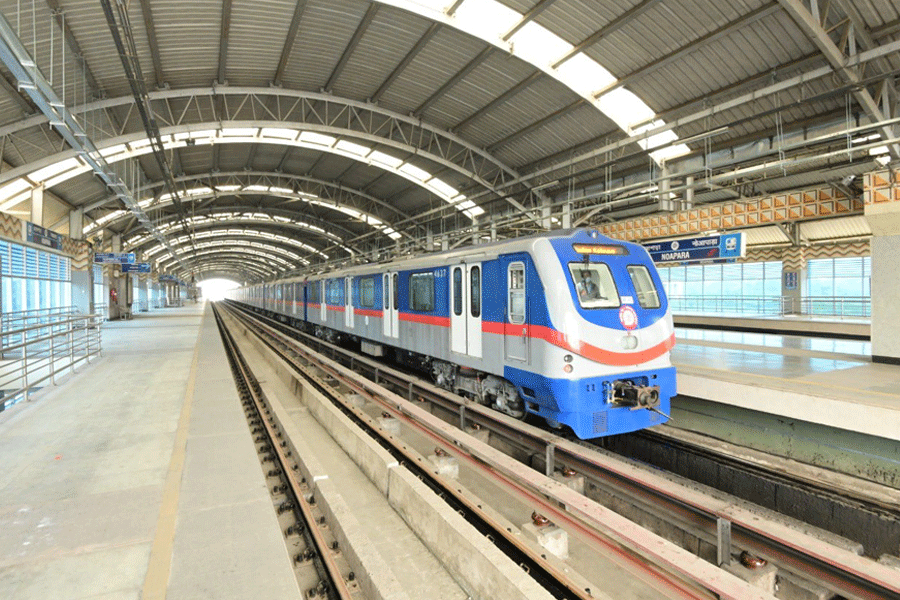 Kolkata Metro Service disrupted during office time