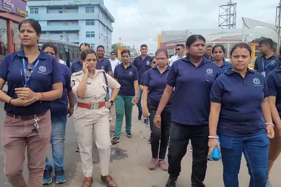 SSC Teacher Protest: Police detain some protesters at Sealdah Station