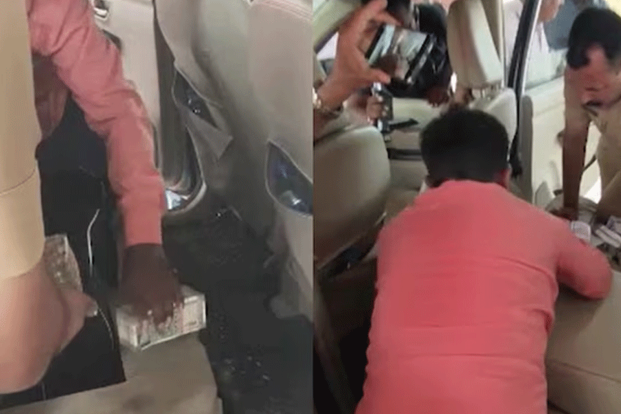 Two detained in Mumbai after 2 crore in cash found in car