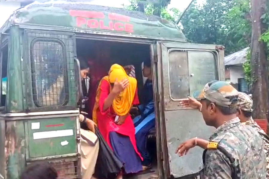 28 Bangladeshi infiltrators arrested in Dinhata