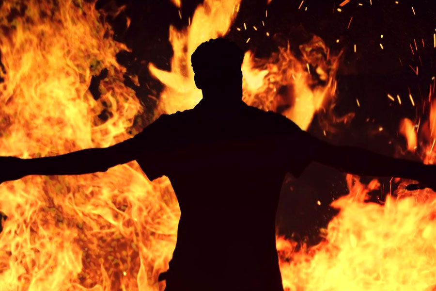 Burned man walks in road for help in Medinipur