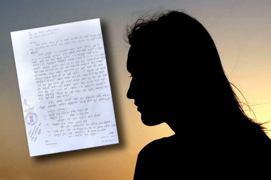 Panchayet member of Muraroi Parveena Bibi files complaints against 5 contractual labourers for harrassing her