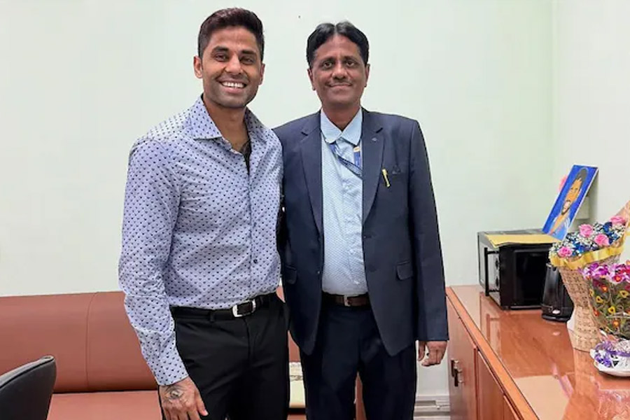 Surya Kumar Yadav makes heartfelt speech at father's farewell