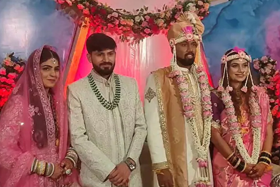 Hindu and Muslim couple got married in same stage in Pune