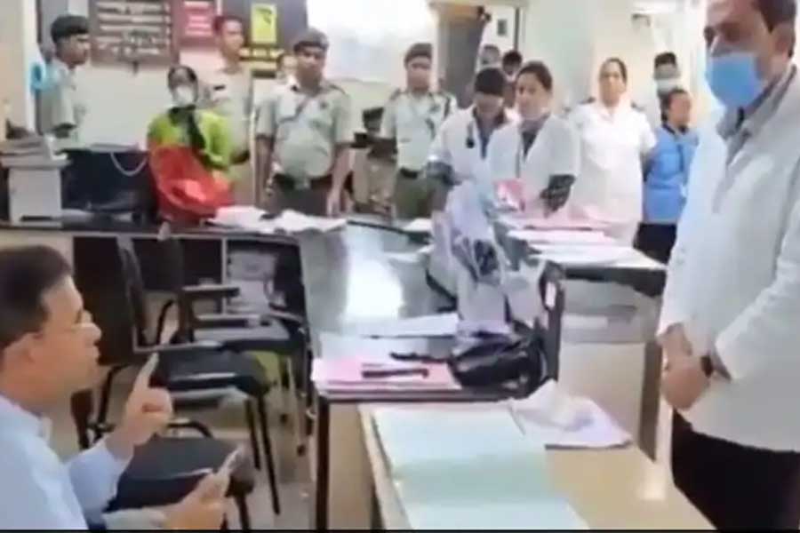 Minister visits hospital to apologize over doctor's suspension, Goa doctors warn of strike