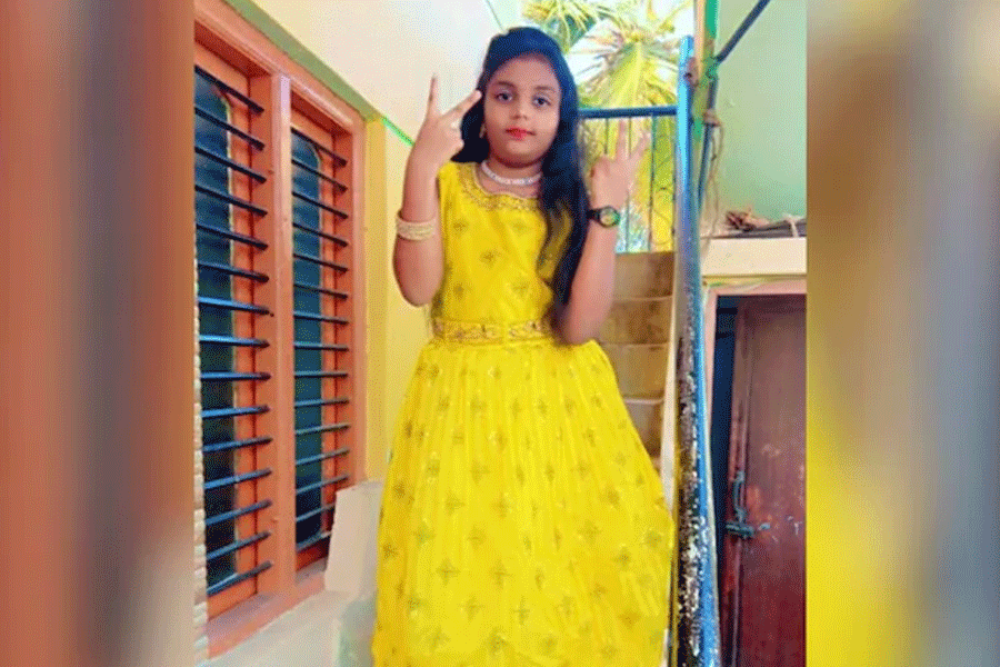 Girl dies of electrocution after touching Electric pole in Bengaluru