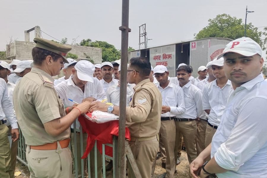 Establishing a bright image of the Uttar Pradesh government as transparent and corruption-free in police job recruitment.