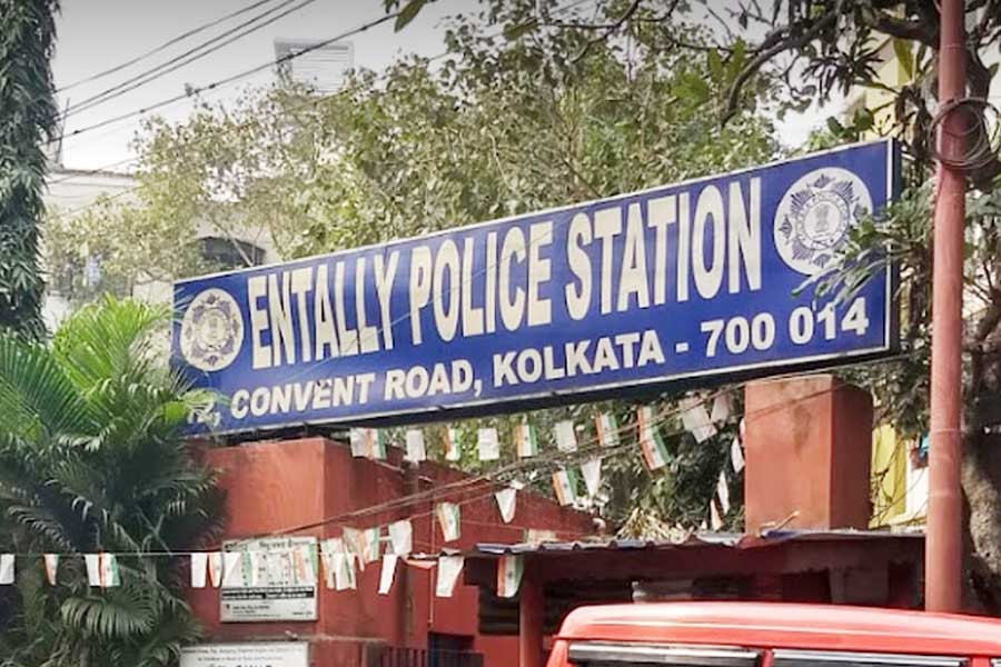 Fake police arrested from Entally
