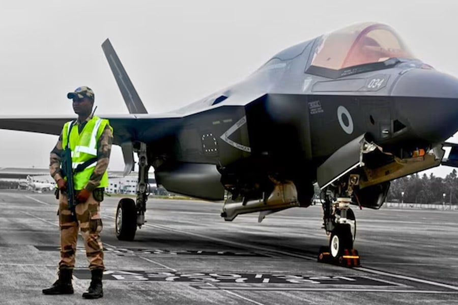 British F-35 jet stranded in Kerala Airport will be moved to hangar, several attempts to fix problem fails | Sangbad Pratidin