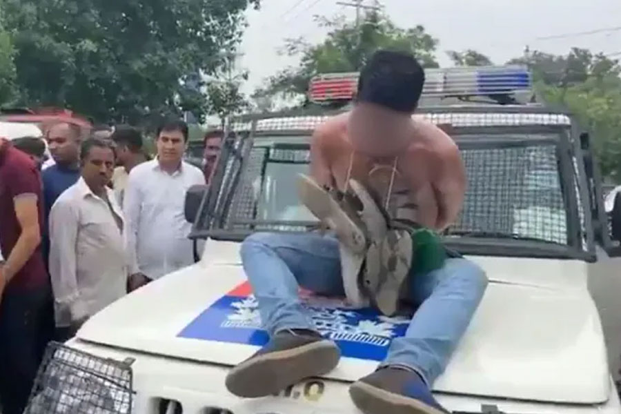 Cops Garland Thief With Shoes And Parade Him In Jammu and Kashmir