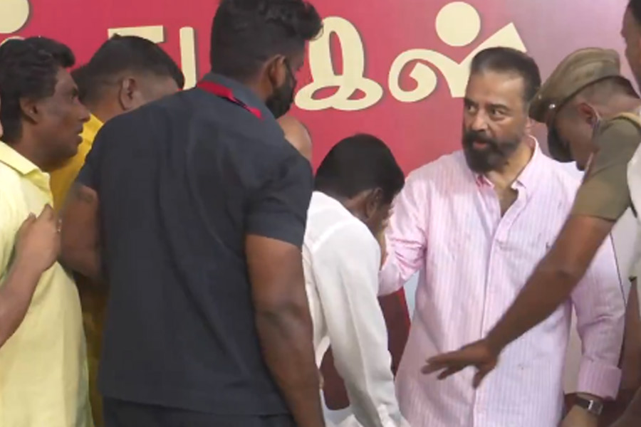 Kamal Haasan lost his cool when a man presented him with a sword