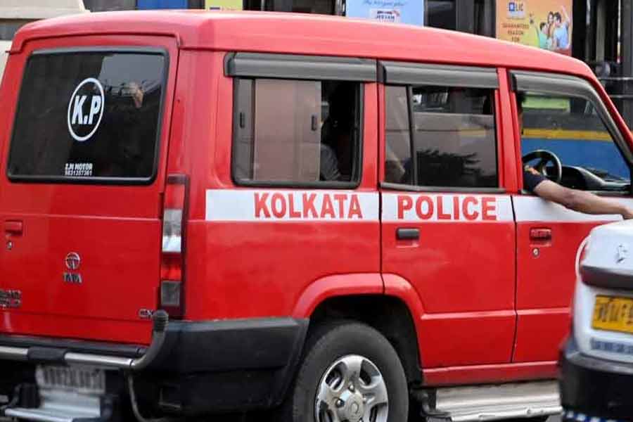 Youth allegedly theft OC's car from Pragati Maidan police station