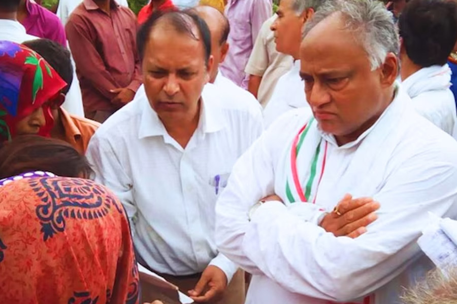 Congress expels Digvijaya Singh's brother for remarks against Rahul Gandhi