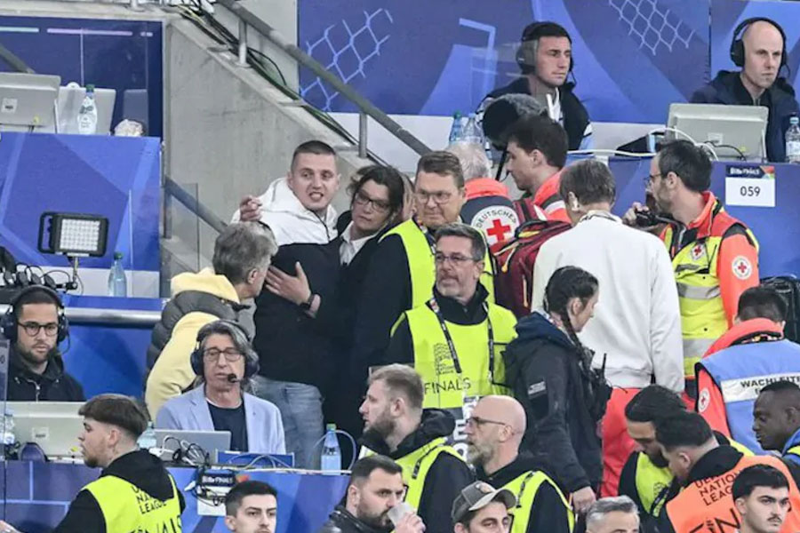A fan falls from stand and dies during Nations League final