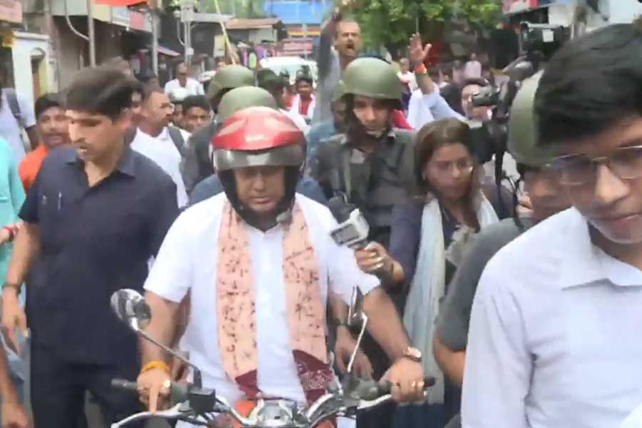 BJP state president Sukanta Majumdar stopped by police in Kolkata