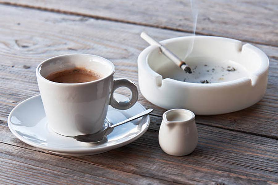 Health Tips: Smoking cigarettes while drinking tea significantly increases health risks