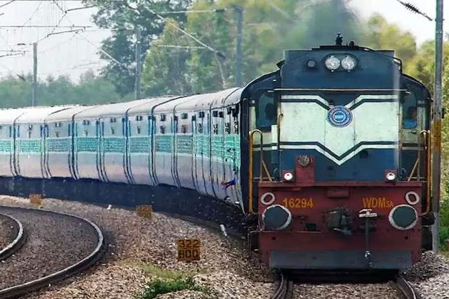 Western Railway ran two superfast special trains Ahmedabad to Delhi and Mumbai