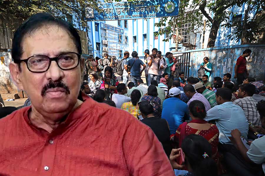 A group of SSC jobless teachers met Speaker Biman Banerjee in Assemblt, West Bengal and convey their 5 point demands