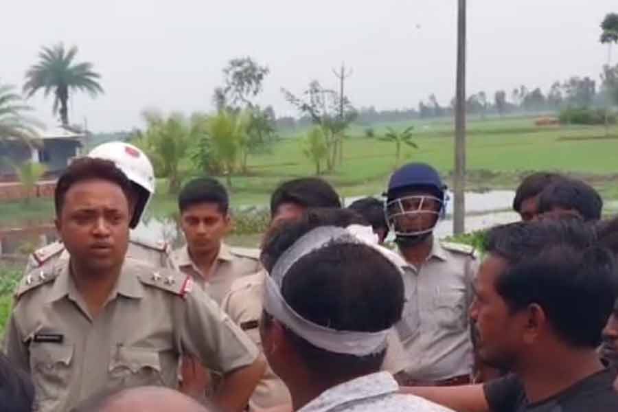 Locals block road in Jaynagar, protest demanding arrest of miscreants