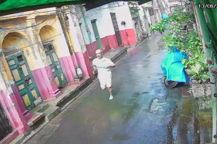Man attacked with weapon on busy road at Kalighat